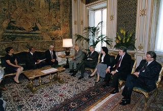 Prof. Giovanni Ferrara Salute e prof. Enzo Siciliano, rispettivamente presidente e direttore del Gabinetto G. P. Viesseux di Firenze, con una delegazione dell'Istituto