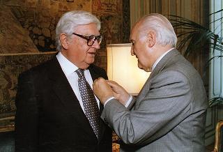 Prof. Giovanni Ferrara Salute e prof. Enzo Siciliano, rispettivamente presidente e direttore del Gabinetto G. P. Viesseux di Firenze, con una delegazione dell'Istituto