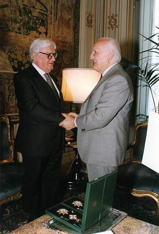 Prof. Giovanni Ferrara Salute e prof. Enzo Siciliano, rispettivamente presidente e direttore del Gabinetto G. P. Viesseux di Firenze, con una delegazione dell'Istituto
