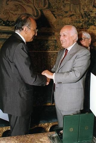 Prof. Giovanni Ferrara Salute e prof. Enzo Siciliano, rispettivamente presidente e direttore del Gabinetto G. P. Viesseux di Firenze, con una delegazione dell'Istituto