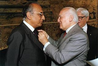 Prof. Giovanni Ferrara Salute e prof. Enzo Siciliano, rispettivamente presidente e direttore del Gabinetto G. P. Viesseux di Firenze, con una delegazione dell'Istituto