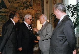 Prof. Giovanni Ferrara Salute e prof. Enzo Siciliano, rispettivamente presidente e direttore del Gabinetto G. P. Viesseux di Firenze, con una delegazione dell'Istituto