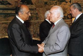 Prof. Giovanni Ferrara Salute e prof. Enzo Siciliano, rispettivamente presidente e direttore del Gabinetto G. P. Viesseux di Firenze, con una delegazione dell'Istituto