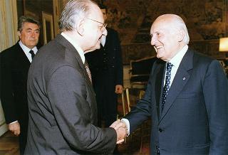 Prof. Giovanni Gigliozzi, presidente dell'ANFIM, con una delegazione dell'Associazione