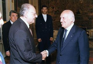 Prof. Giovanni Gigliozzi, presidente dell'ANFIM, con una delegazione dell'Associazione