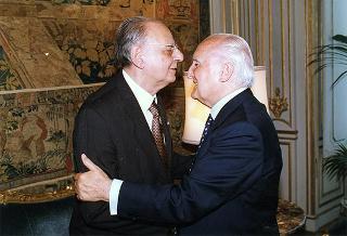 Prof. Giovanni Gigliozzi, presidente dell'ANFIM, con una delegazione dell'Associazione