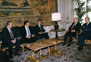 Luigi Marino, presidente di Confcooperative, e l'Ufficio di Presidenza del sodalizio