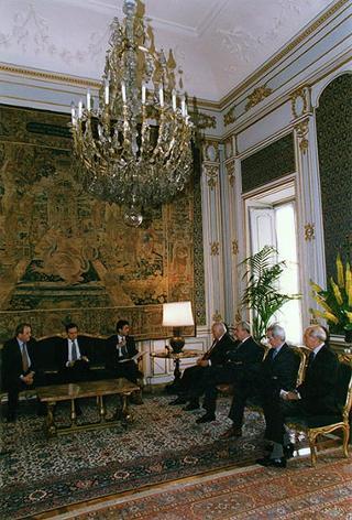 Luigi Marino, presidente di Confcooperative, e l'Ufficio di Presidenza del sodalizio
