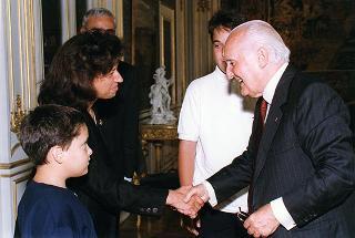 Bambini Jacopo e Giulio Ammendola, accompagnati dalla mamma e dalla prof.ssa Carla Guiducci Bonanni