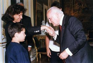 Bambini Jacopo e Giulio Ammendola, accompagnati dalla mamma e dalla prof.ssa Carla Guiducci Bonanni