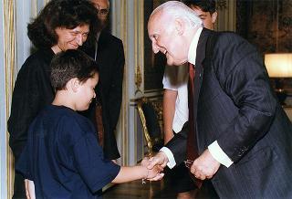 Bambini Jacopo e Giulio Ammendola, accompagnati dalla mamma e dalla prof.ssa Carla Guiducci Bonanni