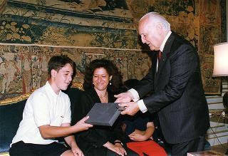 Bambini Jacopo e Giulio Ammendola, accompagnati dalla mamma e dalla prof.ssa Carla Guiducci Bonanni