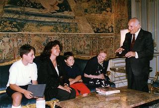 Bambini Jacopo e Giulio Ammendola, accompagnati dalla mamma e dalla prof.ssa Carla Guiducci Bonanni