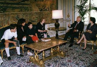 Bambini Jacopo e Giulio Ammendola, accompagnati dalla mamma e dalla prof.ssa Carla Guiducci Bonanni