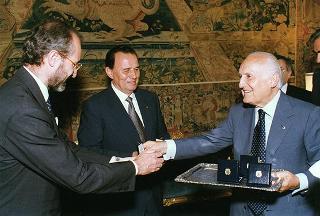 Prof. Gianfranco Imperatori, presidente del Mediocredito Centrale, con alcuni imprenditori italiani all'estero partecipanti alla "Giornata della internazionalizzazione" promossa dall'Istituto di credito