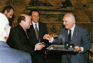 Prof. Gianfranco Imperatori, presidente del Mediocredito Centrale, con alcuni imprenditori italiani all'estero partecipanti alla "Giornata della internazionalizzazione" promossa dall'Istituto di credito