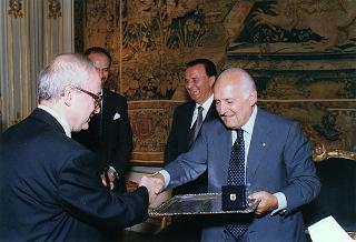 Prof. Gianfranco Imperatori, presidente del Mediocredito Centrale, con alcuni imprenditori italiani all'estero partecipanti alla "Giornata della internazionalizzazione" promossa dall'Istituto di credito