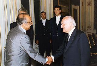 Prof. Enzo Siciliano, presidente della RAI, con il Consiglio di amministrazione ed il direttore generale dell'Azienda
