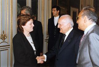 Prof. Enzo Siciliano, presidente della RAI, con il Consiglio di amministrazione ed il direttore generale dell'Azienda