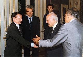 Prof. Enzo Siciliano, presidente della RAI, con il Consiglio di amministrazione ed il direttore generale dell'Azienda
