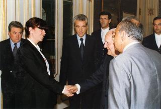 Prof. Enzo Siciliano, presidente della RAI, con il Consiglio di amministrazione ed il direttore generale dell'Azienda