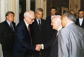 Prof. Enzo Siciliano, presidente della RAI, con il Consiglio di amministrazione ed il direttore generale dell'Azienda