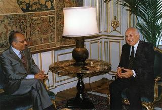 Prof. Enzo Siciliano, presidente della RAI, con il Consiglio di amministrazione ed il direttore generale dell'Azienda