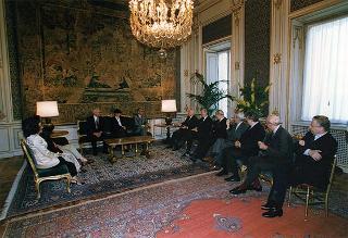 Prof. Enzo Siciliano, presidente della RAI, con il Consiglio di amministrazione ed il direttore generale dell'Azienda