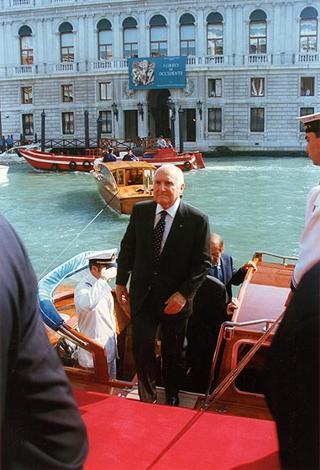 Venezia: intervento del Presidente della Repubblica all'inaugurazione della Mostra "Giambattista Tiepolo, 1696-1996" e successiva visita alla Mostra "L'immagine dello spirito. Icone dalle terre russe, Collezione Ambroveneto"
