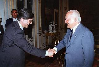 Franco Rusticali, sindaco di Forlì, con il prof. Antonio Mario Radmilli, presidente dell'Unione internazionale delle scienze preistoriche e protostoriche, e una delegazione di partecipanti al 13° Congresso internazionale della UISPP