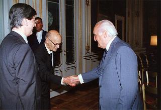 Franco Rusticali, sindaco di Forlì, con il prof. Antonio Mario Radmilli, presidente dell'Unione internazionale delle scienze preistoriche e protostoriche, e una delegazione di partecipanti al 13° Congresso internazionale della UISPP