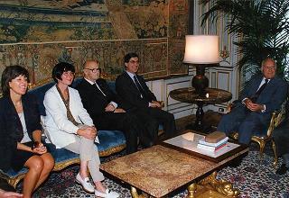 Franco Rusticali, sindaco di Forlì, con il prof. Antonio Mario Radmilli, presidente dell'Unione internazionale delle scienze preistoriche e protostoriche, e una delegazione di partecipanti al 13° Congresso internazionale della UISPP