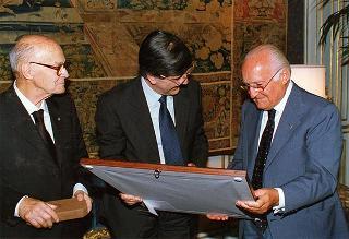 Franco Rusticali, sindaco di Forlì, con il prof. Antonio Mario Radmilli, presidente dell'Unione internazionale delle scienze preistoriche e protostoriche, e una delegazione di partecipanti al 13° Congresso internazionale della UISPP