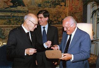 Franco Rusticali, sindaco di Forlì, con il prof. Antonio Mario Radmilli, presidente dell'Unione internazionale delle scienze preistoriche e protostoriche, e una delegazione di partecipanti al 13° Congresso internazionale della UISPP