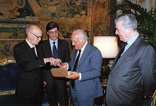 Franco Rusticali, sindaco di Forlì, con il prof. Antonio Mario Radmilli, presidente dell'Unione internazionale delle scienze preistoriche e protostoriche, e una delegazione di partecipanti al 13° Congresso internazionale della UISPP
