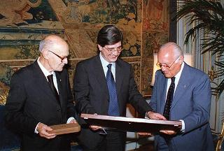 Franco Rusticali, sindaco di Forlì, con il prof. Antonio Mario Radmilli, presidente dell'Unione internazionale delle scienze preistoriche e protostoriche, e una delegazione di partecipanti al 13° Congresso internazionale della UISPP