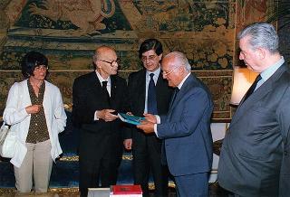 Franco Rusticali, sindaco di Forlì, con il prof. Antonio Mario Radmilli, presidente dell'Unione internazionale delle scienze preistoriche e protostoriche, e una delegazione di partecipanti al 13° Congresso internazionale della UISPP
