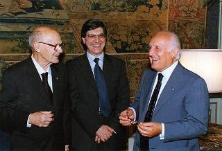 Franco Rusticali, sindaco di Forlì, con il prof. Antonio Mario Radmilli, presidente dell'Unione internazionale delle scienze preistoriche e protostoriche, e una delegazione di partecipanti al 13° Congresso internazionale della UISPP