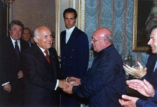 Don Livio Checchinato, con una delegazione di cittadini del Comune di Cerano (Novara)