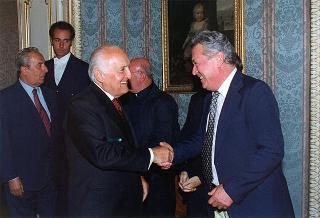 Don Livio Checchinato, con una delegazione di cittadini del Comune di Cerano (Novara)