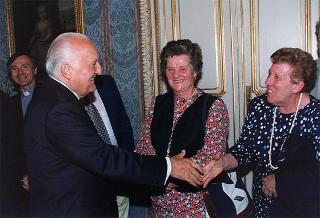 Don Livio Checchinato, con una delegazione di cittadini del Comune di Cerano (Novara)