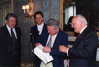 Don Livio Checchinato, con una delegazione di cittadini del Comune di Cerano (Novara)