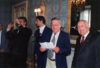 Don Livio Checchinato, con una delegazione di cittadini del Comune di Cerano (Novara)