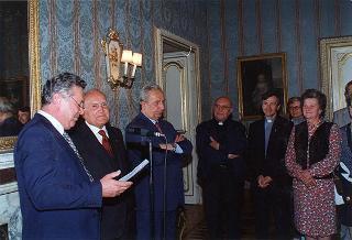 Don Livio Checchinato, con una delegazione di cittadini del Comune di Cerano (Novara)
