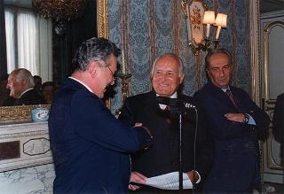 Don Livio Checchinato, con una delegazione di cittadini del Comune di Cerano (Novara)