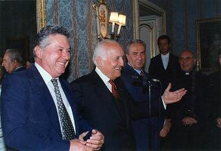 Don Livio Checchinato, con una delegazione di cittadini del Comune di Cerano (Novara)