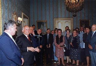 Don Livio Checchinato, con una delegazione di cittadini del Comune di Cerano (Novara)