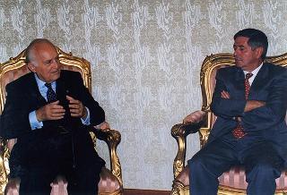 Franceschino Delussu, presidente dell'Associazione sarda socio-culturale "A. Segni" di Jerzu (Nuoro), con una delegazione di partecipanti al Convegno "Olgiastra: dalla microstoria alla storia della Sardegna"
