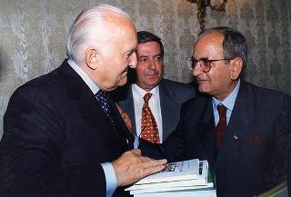 Franceschino Delussu, presidente dell'Associazione sarda socio-culturale "A. Segni" di Jerzu (Nuoro), con una delegazione di partecipanti al Convegno "Olgiastra: dalla microstoria alla storia della Sardegna"