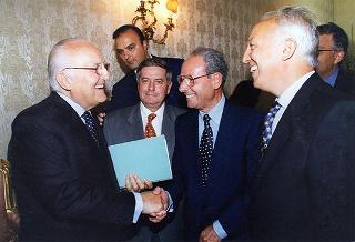Franceschino Delussu, presidente dell'Associazione sarda socio-culturale "A. Segni" di Jerzu (Nuoro), con una delegazione di partecipanti al Convegno "Olgiastra: dalla microstoria alla storia della Sardegna"